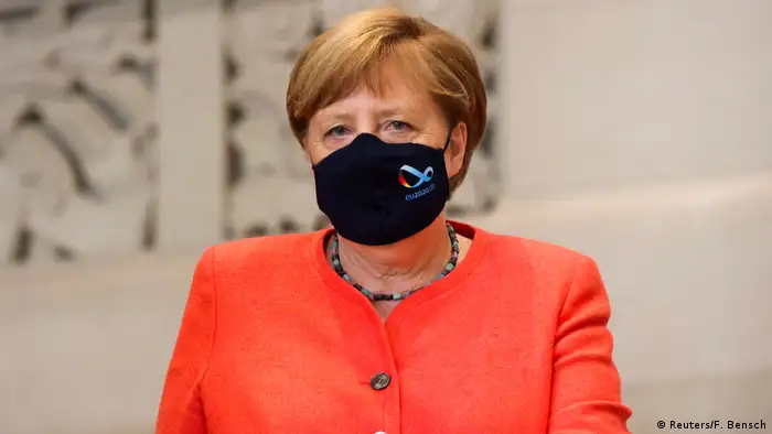 Deutschland Berlin Angela Merkel mit Maske (Reuters/F. Bensch)
