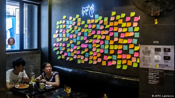 Hongkong | Klebezettel | Hongkonger werden kreativ gegen das Sicherheitsrecht