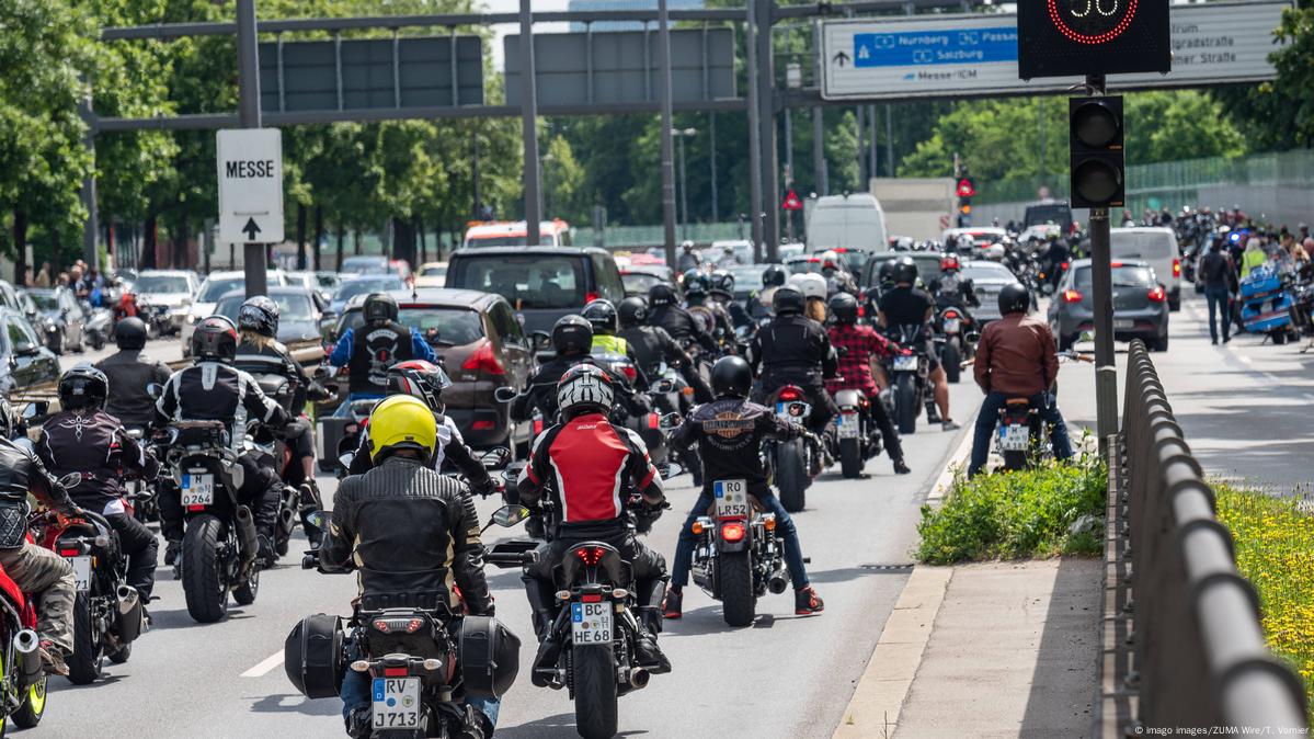 Байкеры протестуют в ФРГ против запрета езды по воскресеньям – DW –  05.07.2020