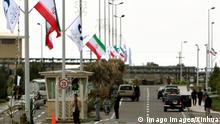  Mit Fahnen geschmückte Zufahrtsstraße zur Uran-Anreicherungsanlage in Natanz anlässlich des iranischen Tags der Nukleartechnik - Iran - PUBLICATIONxNOTxINxCHN