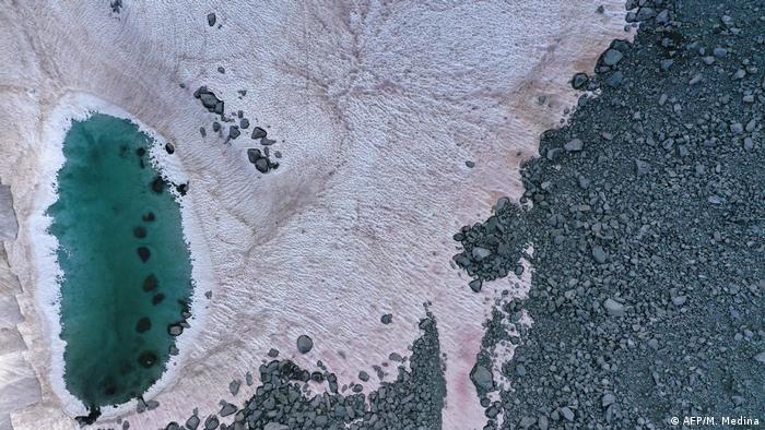 Italien Algen färben Gletscher Pink