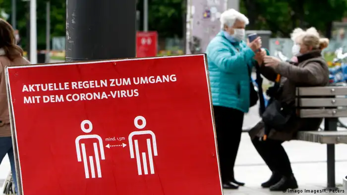 Deutschland Corona-Pandemie Symbolbild Mundschutz beim einkaufen