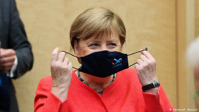 Angela Merkel con mascarilla 