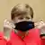 Kanclerz Merkel z maską z logo prezydencji Niemiec w Radzie UE