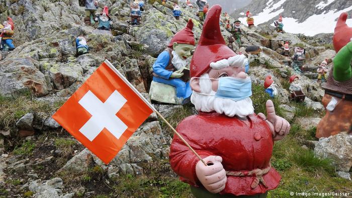 Gnome di Pegunungan Alpen Swiss mengenakan masker bedah