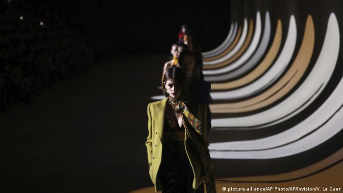 Fashion shows switch to online catwalk | Lifestyle | DW | 08.07.2020