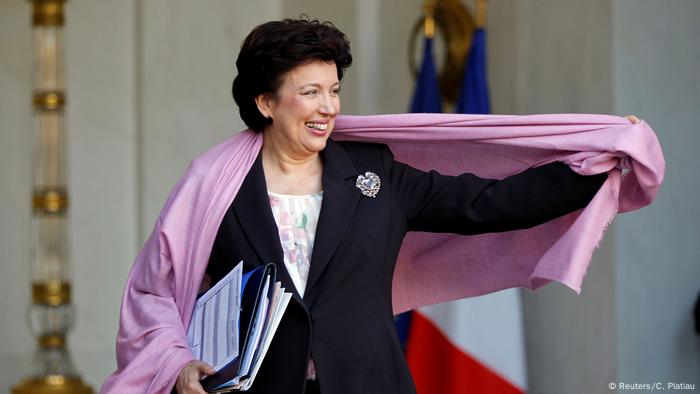 French Culture Minister Roselyne Bachelot-Narquin leaves the Elysee Palace in Paris November 30, 2010. French Culture Minister Roselyne Bachelot-Narquin leaves the Elysee Palace in Paris November 30, 2010.