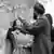 Iran Maliheh Nikjoomand im Streit mit einem Geistlichen 1979