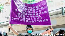 A police officer raised the purple flag to warn protesters they are breaching the newly imported National Security Law during street protests in Hong Kong, China on July 1, 2020. (Photo by Tommy Walker/NurPhoto) | Keine Weitergabe an Wiederverkäufer.