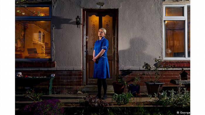 Natalie steht vor einem Hauseingang - Fotografie in Zeiten von Corona (George Coppock)