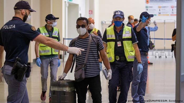 Проверка на коронавирус прилетевших итальянском аэропорту 