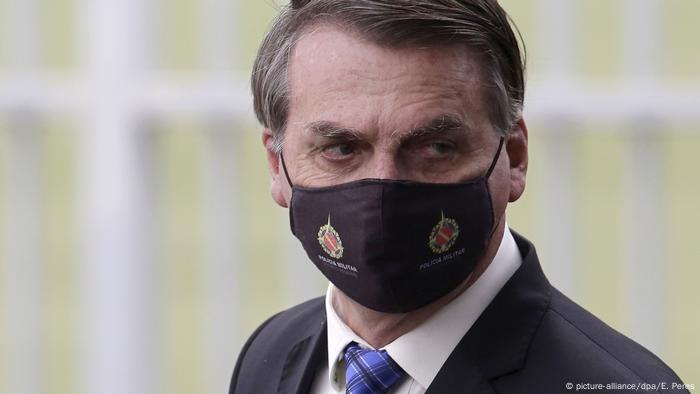 El presidente de Brasil, Jair Bolsonaro, con mascarilla.