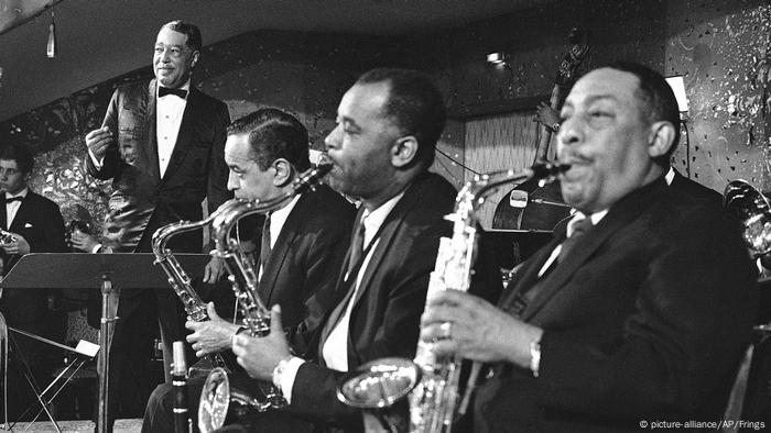 Duke Ellington and his Orchestra onstage in 1967 (picture-alliance/AP/Frings)