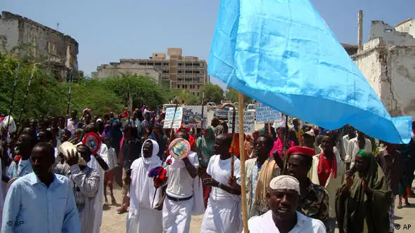 Demonstraten mit blauen Fahnen in Somalias Hauptstadt Mogadischu (Foto: AP)