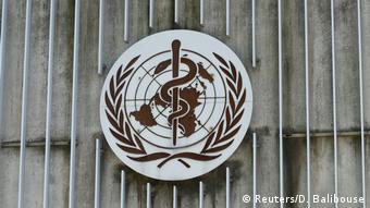Логотип ВОЗ на здании штаб-квартиры организации в Женеве