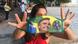 Mulher mostra máscara protetora ilustrada com bandeira do Brasil e Bolsonaro sorridente Mulher mostra máscara protetora ilustrada com bandeira do Brasil e Bolsonaro sorridente