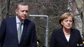 Merkel und Erdogan auf dem roten Teppich (Foto: AP)