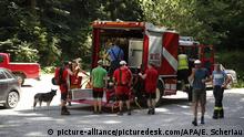 ABD0122_20200708 - PERNEGG - ÖSTERREICH: ZU APA0455 VOM 8.7.2020 - Bei einem Felssturz in der Bärenschützklamm bei Mixnitz nördlich von Graz sind am Mittwoch, 08. Juli 2020, eine 50-jährige Frau aus Ungarn und eine 21-Jährige aus dem Bezirk Graz-Umgebung getötet worden. Die Gesteinsbrocken hatten einen Wandersteig und dort angebrachte Treppenleitern aus Holz zerstört. Sieben Personen erlitten leichte, eine Person schwere Verletzungen. Im Bild Bergretter auf dem Weg zur Unfallstelle. - FOTO: APA/ERWIN SCHERIAU - 20200708_PD5116 |