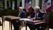 AMLO y Trump. El uno firma, el otro mira. AMLO y Trump. El uno firma, el otro mira.