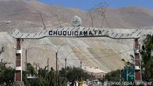 A view of the main entrance of the Chuquicamata mine complex in Calama, Chile, on 04 January 2010. 5.600 mine workers begun a strike in one of the biggest mine camps in the world, while the state owned Copper Corporation (Codelco, as in Spanish) announced the presentation of a new offer in the process of colective negotiations. EPA/STRINGER +++(c) dpa - Bildfunk+++ |