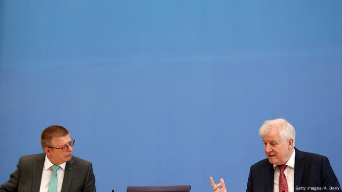 Innenminister Horst Seehofer (r.) und BfV-Chef Thomas Haldenwang bei der Vorstellung des Verfassungsschutzberichts 2020 Innenminister Horst Seehofer (r.) und BfV-Chef Thomas Haldenwang bei der Vorstellung des Verfassungsschutzberichts 2020