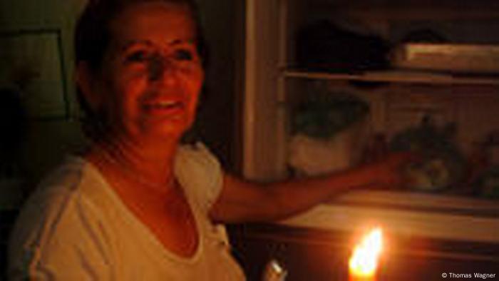 Gladys Jofre vor Kühlschrank