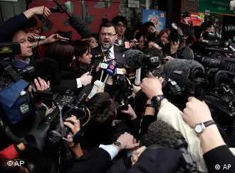 3月29日，澳大利亚驻上海总领事Tom Connor在上海法院外被记者包围