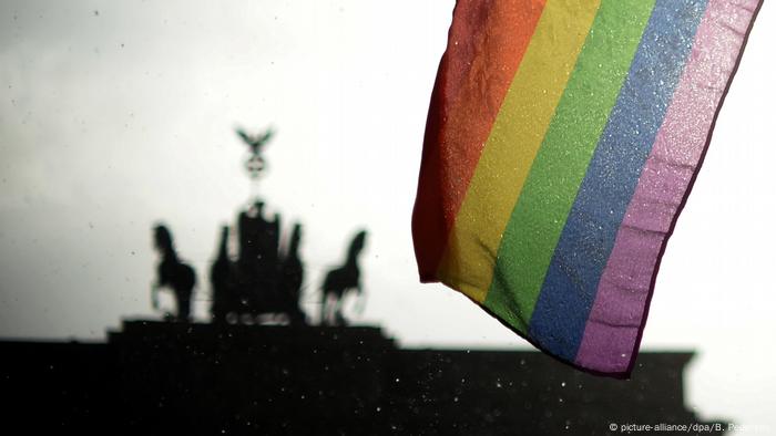 Regenbogenflagge vor dem Brandenburger Tor.