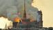 Pináculo da Catedral de Notre-Dame em chamas durante o incêndio de 2019 Pináculo da Catedral de Notre-Dame em chamas durante o incêndio de 2019