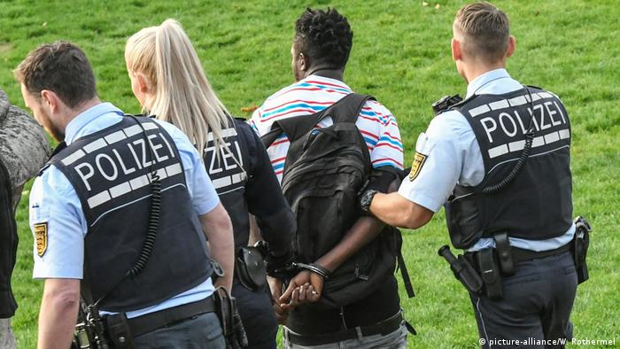 Deutschland Freiburg | Polizeieinsatz an sozialem Brennpunkt