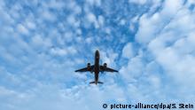 05.11.2018, Hessen, Frankfurt/Main: Ein Passagierflugzeug befindet sich im Landeanflug auf den Flughafen Frankfurt. Foto: Silas Stein/dpa | Verwendung weltweit