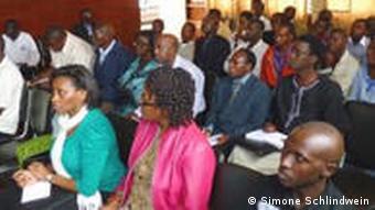Blick in den Gerichtssaal, indem dei Gemeinde von Nyarugenge mit Verfahren folgt (Foto: DW)