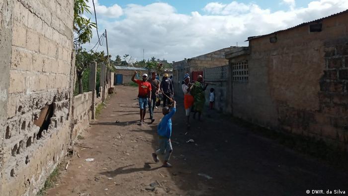 Ruas em situação precária do bairro Minguene na cintura verde de Maputo, em Moçambique