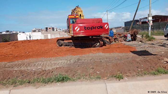 Máquina prepara o solo para a infraestrutura em Maputo, Moçambique