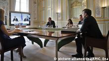 10.07.2020, Frankreich, Paris: Emmanuel Macron (r), Präsident von Frankreich, nimmt an einer Video-Konferenz mit Bundeskanzlerin Merkel, Serbiens Präsident Vucic, dem kosovarischen Ministerpräsident Hoti, dem EU-Außenbeauftragten Borrell und dem EU-Sonderbeauftragten für den Balkan Lajcak teil. Ziel des Treffens ist die Wiederaufnahme des Dialogs zwischen Serbien und dem Kosovo. Foto: Christophe Ena/AP/dpa +++ dpa-Bildfunk +++ |