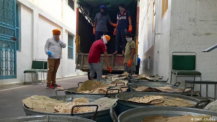 The food is then loaded onto trucks and pick-up vans to be delivered across Delhi and neighboring cities like Noida and Ghaziabad. Localities are chosen on the basis of need, usually after other forms of aid have not been delivered. Government officials and local NGOs also request thousands of meals.