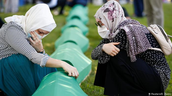 Почит към загиналите при геноцида в Сребреница