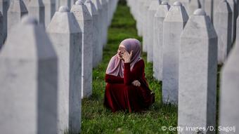 Μουσουλμάνα της Βοσνίας θρηνεί τους δικούς της στη Σρεμπρένιτσα