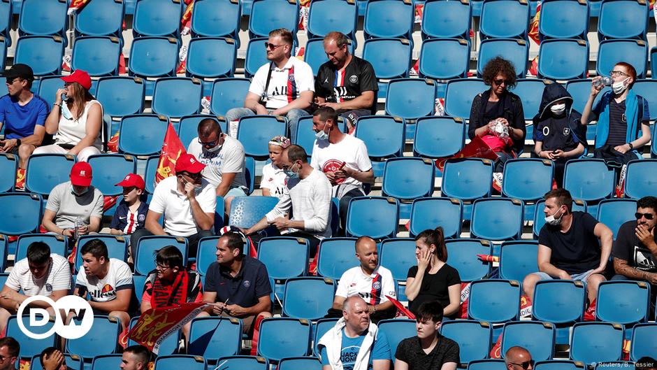 French football fans return to stands for PSG vs. Le Havre – DW – 07/12 ...