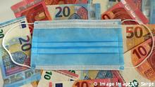  26.04.2020, Berlin, GER - Mund-Nasen-Schutz liegt auf Euroscheinen. 10-Euro-Scheine, 10-Euroscheine, 20-Euro-Scheine, 20-Euroscheine, 50-Euro-Scheine, 50-Euroscheine, Atemmaske, Aufsicht, Banknoten, Bargeld, Berlin, Coronaepidemie, Coronainfektion, Coronakrise, Coronapandemie, Coronavirus, Coronavirus SARS-CoV-2, Covid 19, Covid-19, deutsch, Deutschland, Draufsicht, Euro, Eurobanknoten, Eurogeldscheine, Europa, europaeisch, Euros, Euroscheine, Finanzen, Geld, Geldscheine, Geldwirtschaft, Gesellschaft, innen, Innenaufnahme, kostenintensiv, Maske, Maskengebot, Maskenpflicht, Mund-Nasen-Schutz, Mundschutz, Mundschutzgebot, Mundschutzpflicht, niemand, OP-Maske, Papiergeld, QF, Querformat, Scheine, Schutz, Schutzmaske, teuer, Vogelperspektive, Waehrung, Westeuropa, Wirtschaft, Zahlungsmittel 200426D814BERLIN.JPG *** 26 04 2020, Berlin, CEF