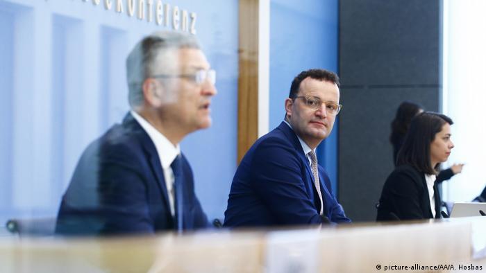 وزير الصحة الألماني ينس شبان (وسط) يحذر من تبعات ارتفاع عدد الإصابات بكورونا في ألمانيا.
