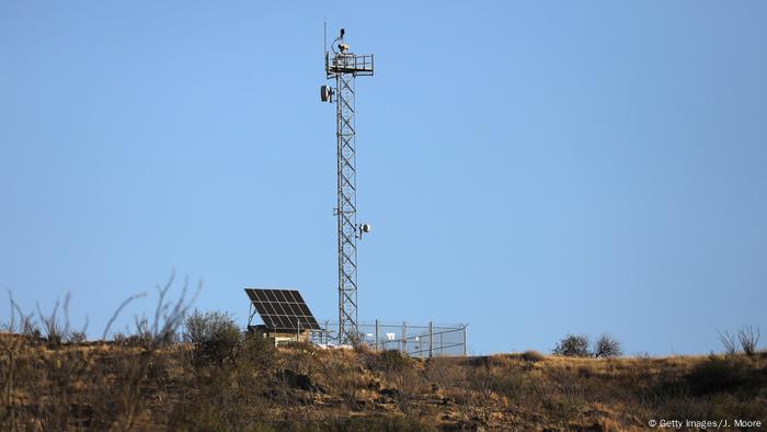Una torre con cámara de vigilancia en una remota zona fronteriza entre México y Estados Unidos.