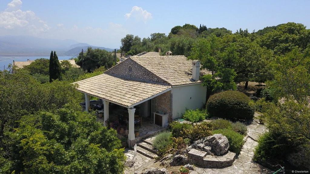 coronavirus pandemic sparks house hunting frenzy in greece among foreigners business economy and finance news from a german perspective dw 14 07 2020