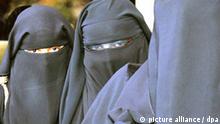 ARCHIV - ILLUSTRATION - Frauen in Ganzkörperschleiern (Archivfoto vom 09.04.2005). Muslimische Frauen in Ganzkörperschleiern sollen in Frankreich nicht mehr Bus und Bahn fahren fahren dürfen. Eine parteiübergreifende Parlamentskommission empfahl am Dienstag (26.01.2010) nach sechsmonatiger Arbeit ein vollständiges Verschleierungsverbot in öffentlichen Einrichtungen. Auch der Zutritt zu Schulen, Krankenhäusern und Behörden wäre Burka- und Niqab-Trägerinnen damit untersagt. In Frankreich wird seit Monaten über ein mögliches Verbot von solchen Schleiern gestritten, die nur schmale Sehschlitze für die Augen offen lassen (Niqab) oder diese sogar noch mit einem Gitterschleier verdecken (Burka). Foto: Khaled El-Fiqi (zu dpa 0366 und 0514 vom 26.01.2010) +++(c) dpa - Bildfunk+++