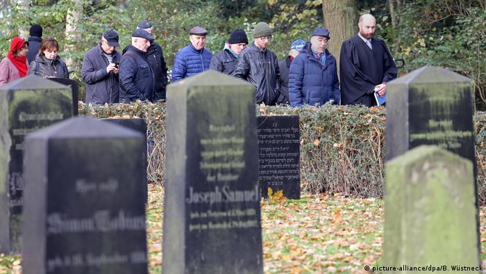 Nach einer Andacht zum Gedenken an die Opfer des Holocaust gehen Rabbiner Yuriy Kadnykov und Mitglieder der jüdischen Gemeinde über den jüdischen Friedhof in Rostock zu der Stelle, wo sich früher die Synagoge befand