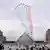 Nove caças sobrevoam Paris soltando fumaça colorida nas cores da bandeira da França
