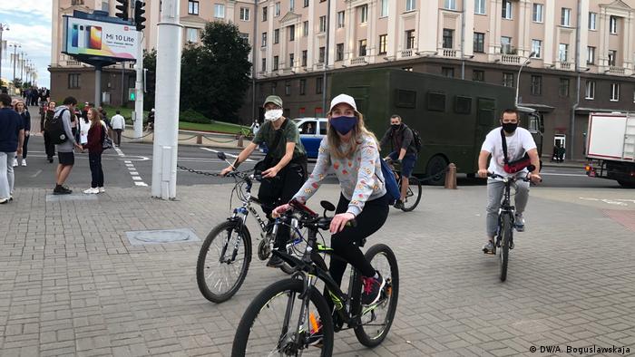 Жители Минска в масках и на велосипедах