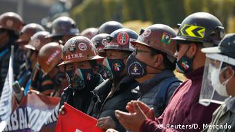 Foto de manifestantes con mascarillas en La Paz