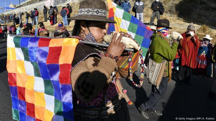 Amautas (sacerdotes aymaras) suenan el Pututus, un instrumento utilizado para llamar a la rebelión.