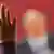 Foto simbólica de una mano de un periodista levantada frente a Andrés Manuel López Obrador en una imagen de archivo.